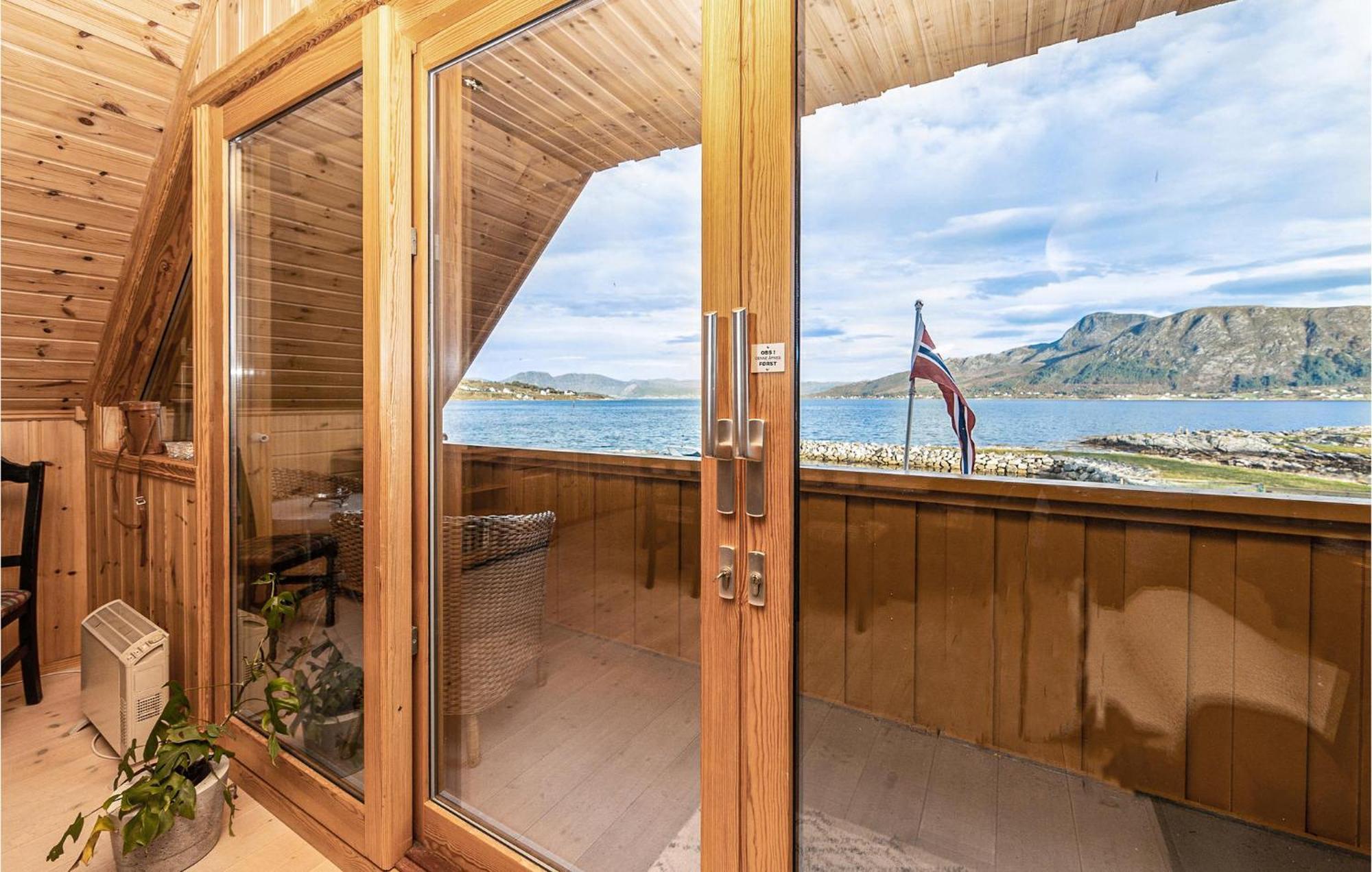 Awesome Home In Kvamsoy With Jacuzzi Sandvik  Экстерьер фото