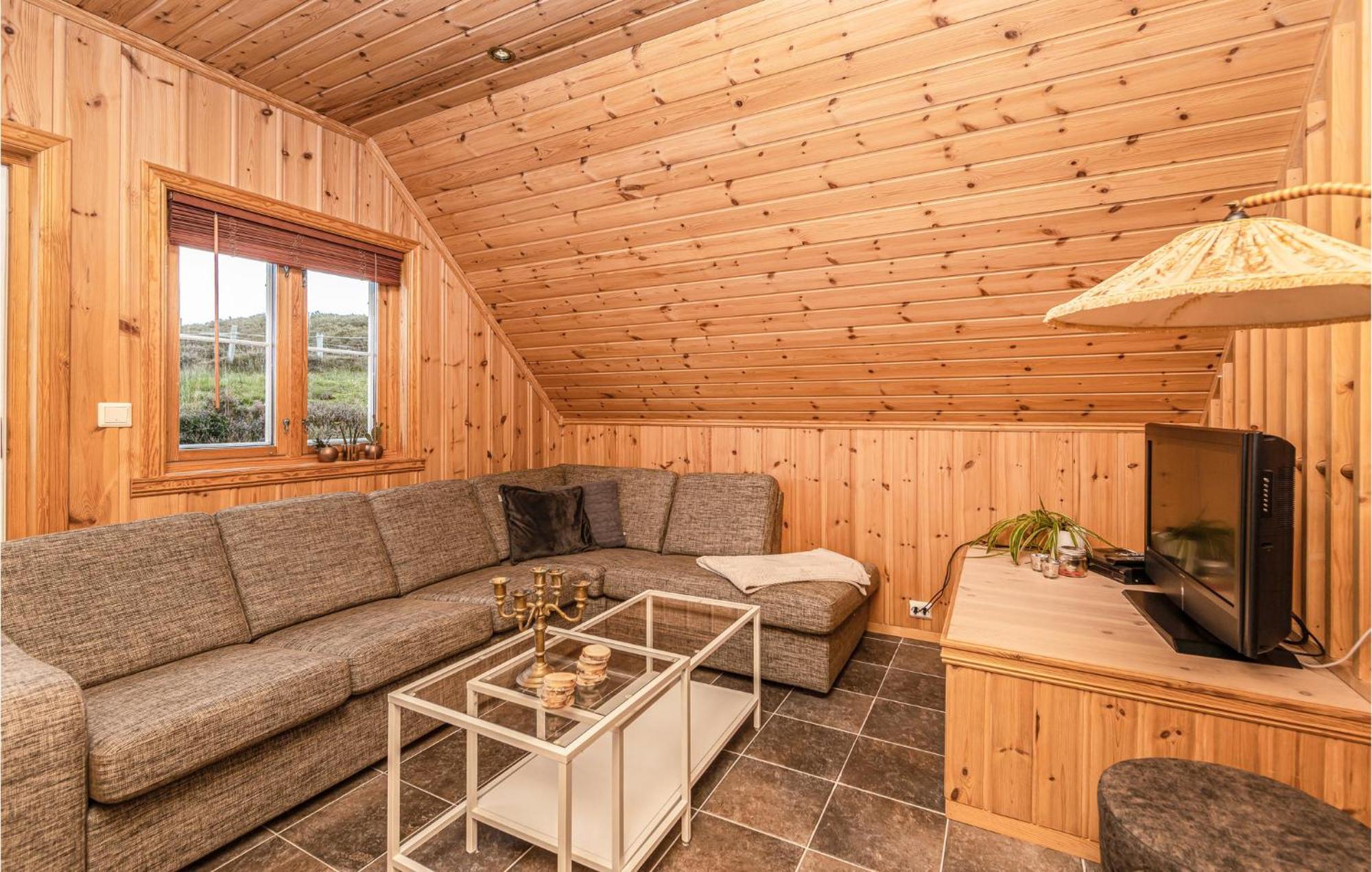 Awesome Home In Kvamsoy With Jacuzzi Sandvik  Экстерьер фото