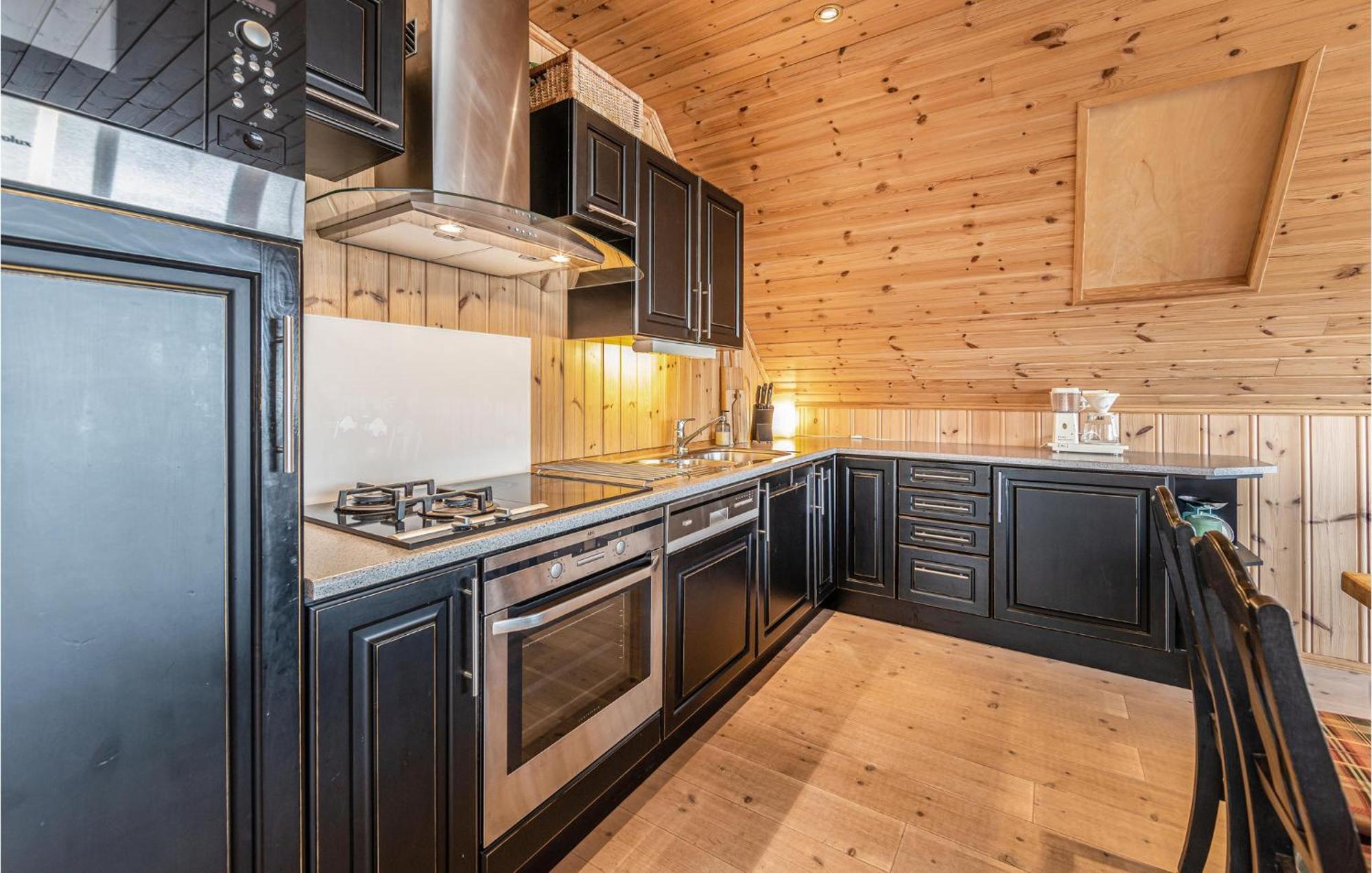 Awesome Home In Kvamsoy With Jacuzzi Sandvik  Экстерьер фото