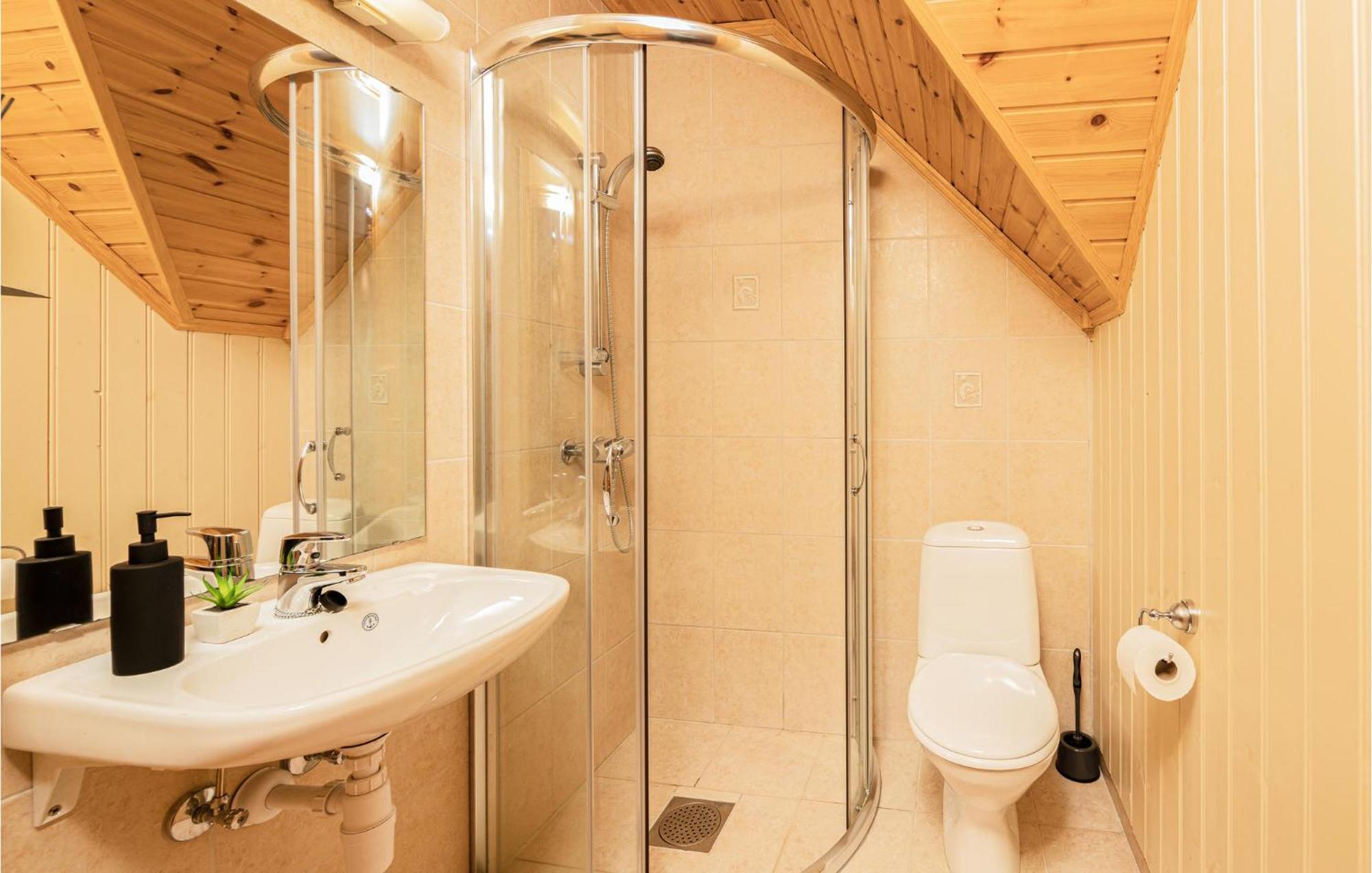 Awesome Home In Kvamsoy With Jacuzzi Sandvik  Экстерьер фото
