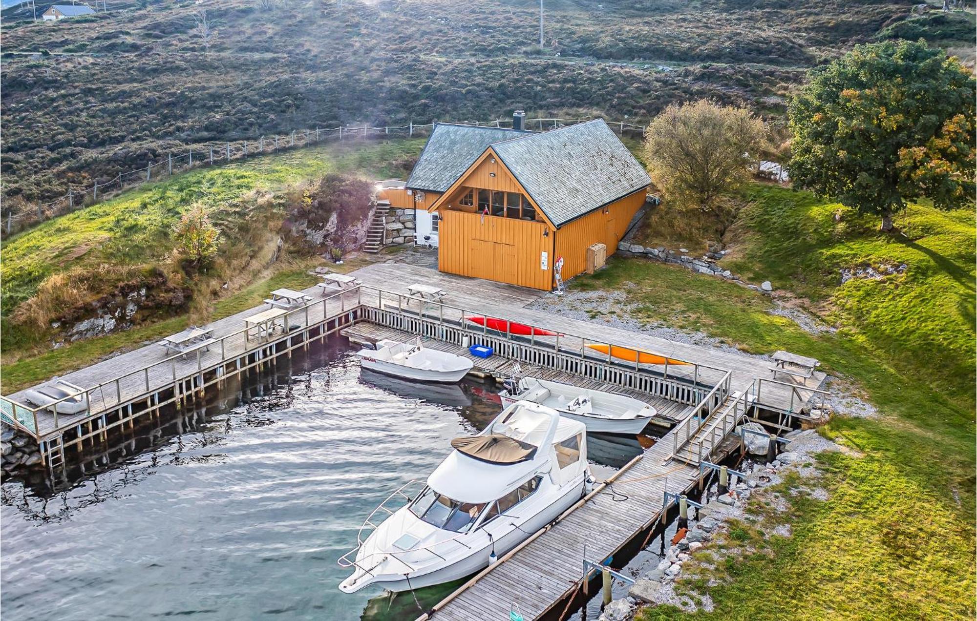 Awesome Home In Kvamsoy With Jacuzzi Sandvik  Экстерьер фото
