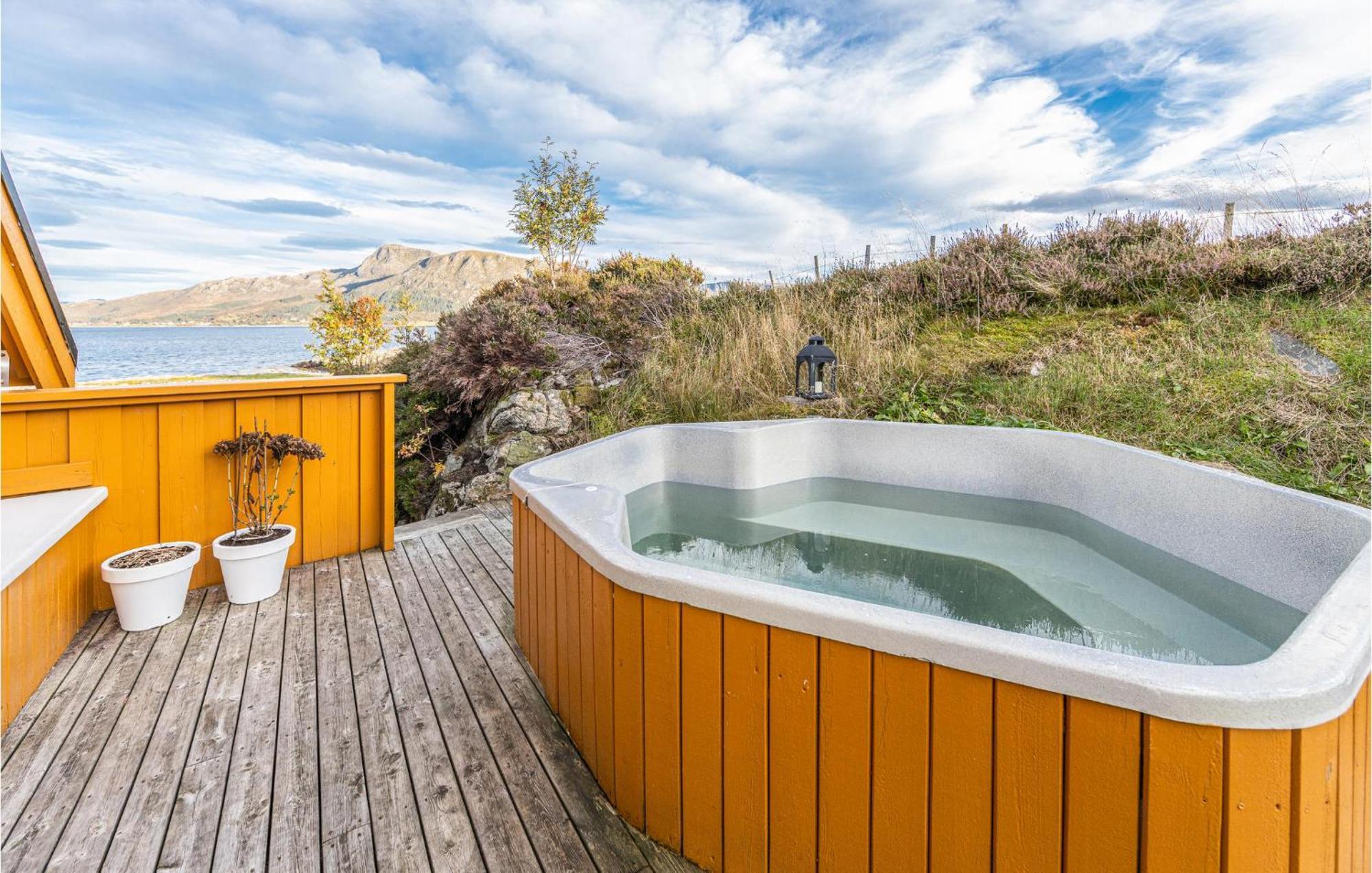 Awesome Home In Kvamsoy With Jacuzzi Sandvik  Экстерьер фото