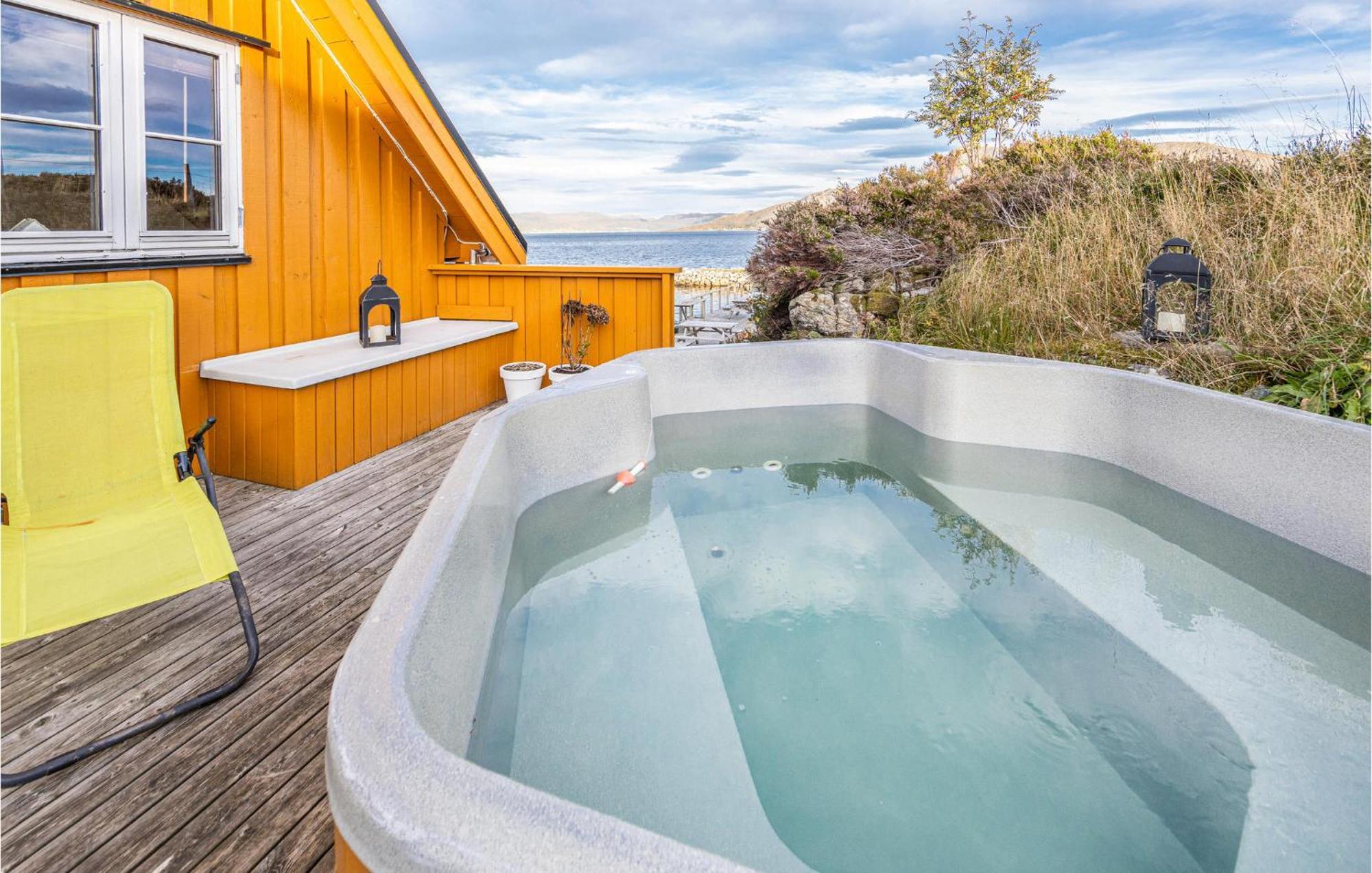 Awesome Home In Kvamsoy With Jacuzzi Sandvik  Экстерьер фото