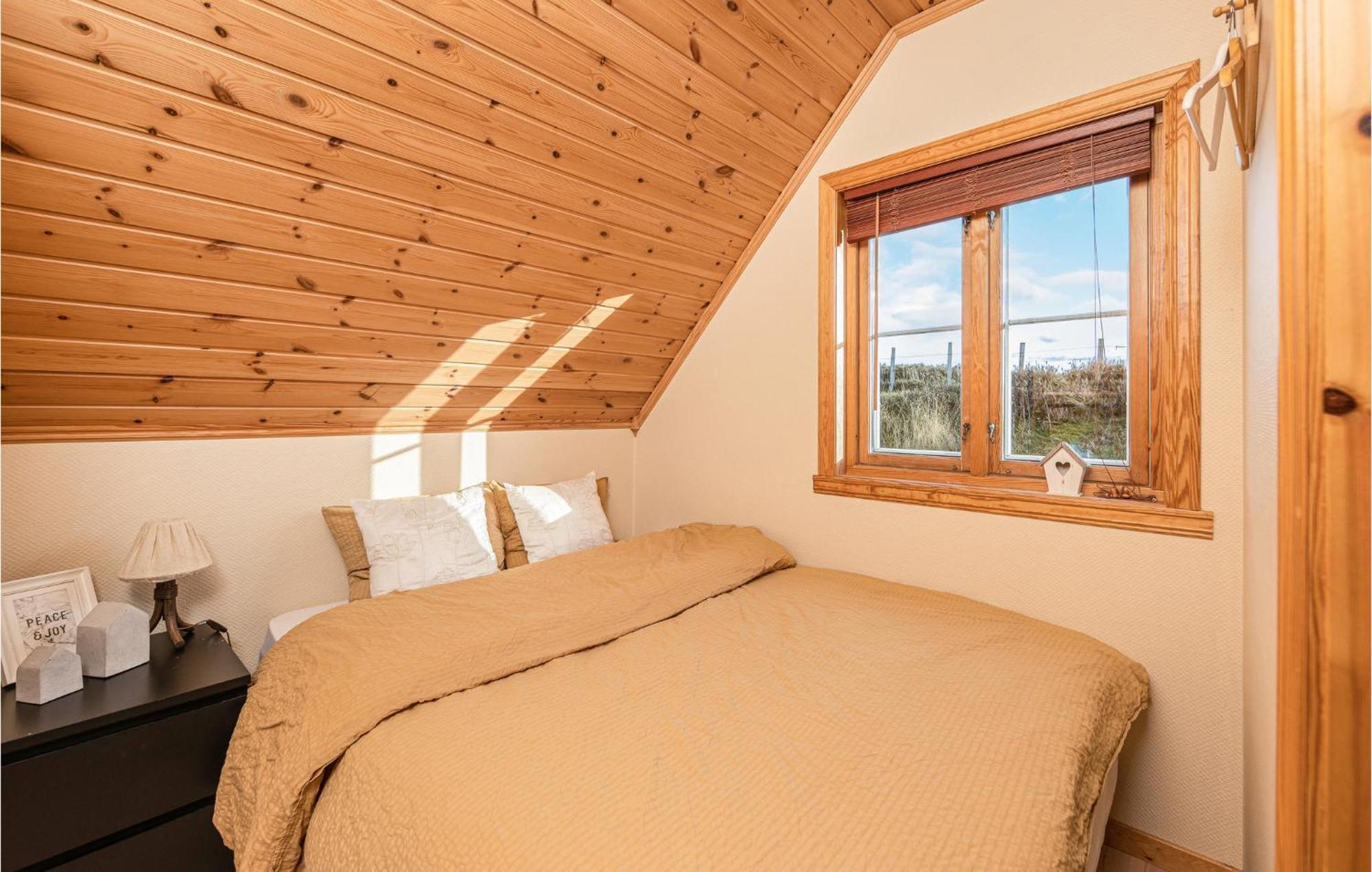 Awesome Home In Kvamsoy With Jacuzzi Sandvik  Экстерьер фото