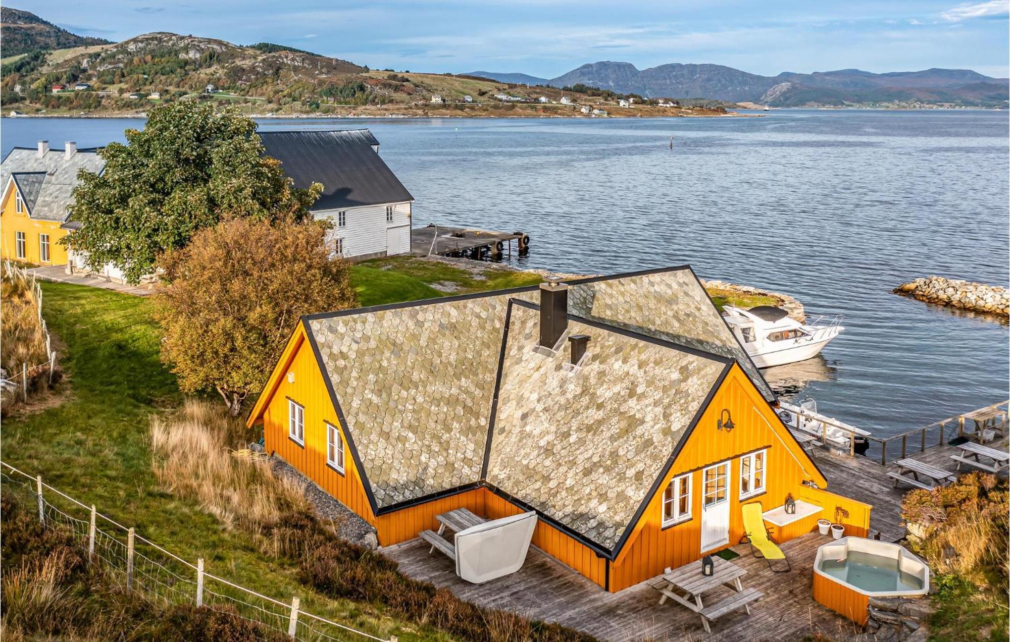 Awesome Home In Kvamsoy With Jacuzzi Sandvik  Экстерьер фото